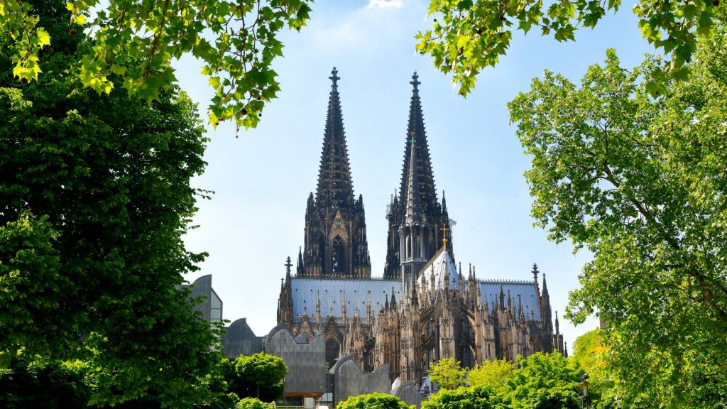 Sicht auf den Kölner Dom aus einem Park bei Klassenfahrt nach Köln