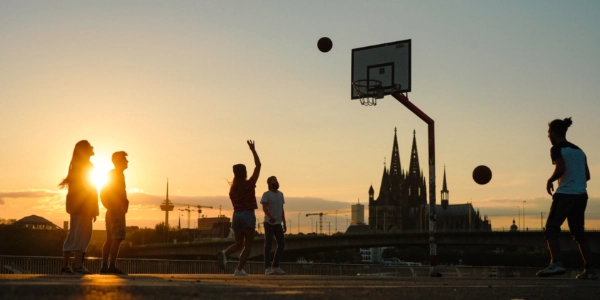Jugendliche spielen gemeinsam Basketball auf Klassenfahrt in Köln