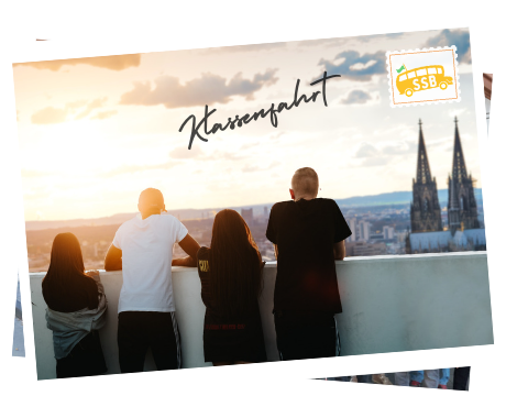Schüler auf Klassenfahrt nach Köln schauen auf den Kölner Dom im Sonnenuntergang