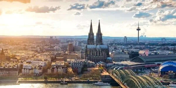 skyline von köln mit dem kölner dom