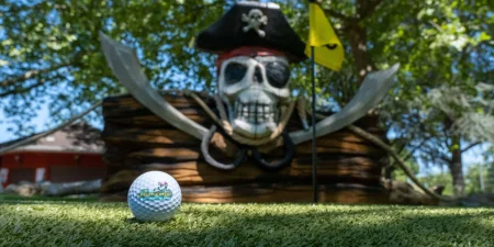 Abenteuergolf_Bonn_Rheinpiraten_Totenkopf_Golfball-scaled