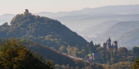 Blick auf das Drachenfelsgebirge